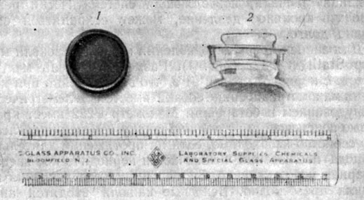 Фиг. 2. Пластмассовый колпачок (1) и пластмассовая чашечка без канюлей и проводов, вид сбоку (2)